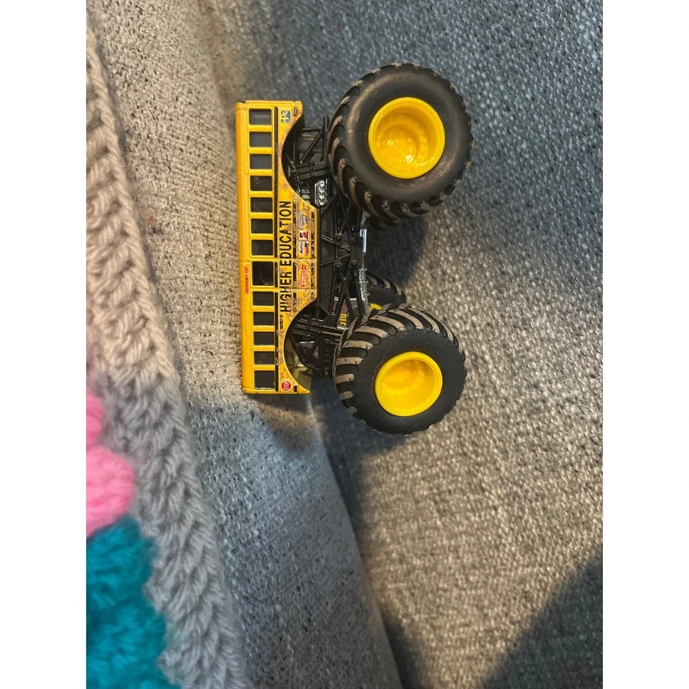 Hot Wheels Monster Jam Higher Education School Bus Monster Truck 1:64 Yellow